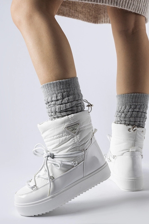 Bottes de neige blanches isolées avec... Bottes de neige blanches isolées avec...