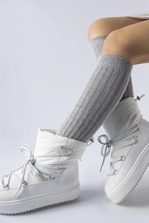 Bottes de neige blanches isolées avec... Bottes de neige blanches isolées avec...