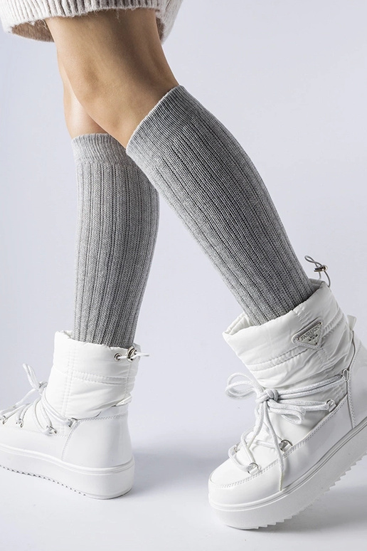 Bottes de neige blanches isolées avec... Bottes de neige blanches isolées avec...