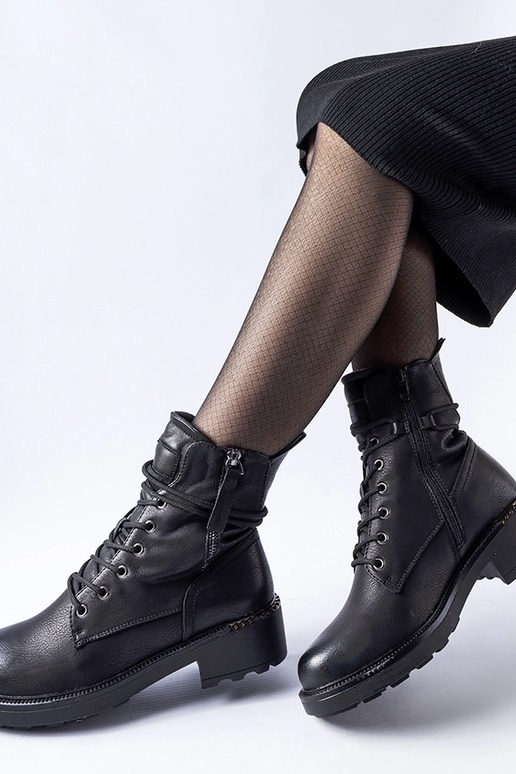 Bottines noires à fermeture éclair... Bottines noires à fermeture éclair...