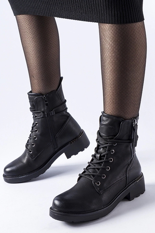 Bottines noires à fermeture éclair... Bottines noires à fermeture éclair...