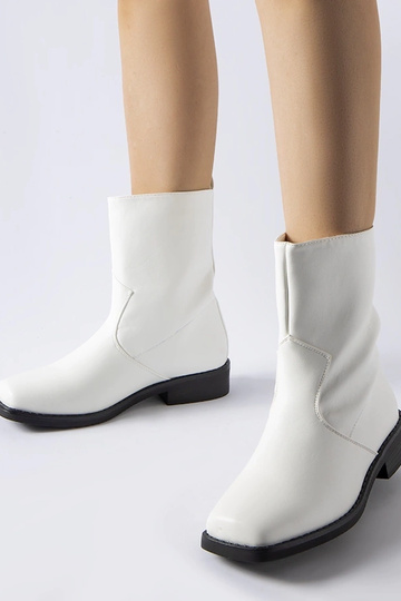 Bottines blanches isolées à bout carré Bel