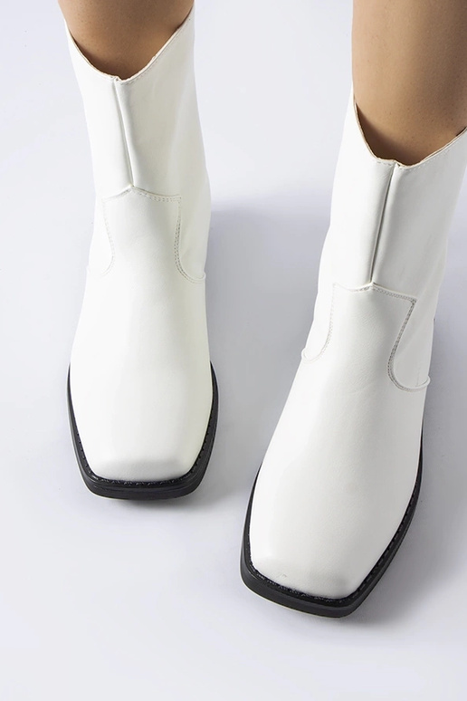 Bottines blanches isolées à bout...