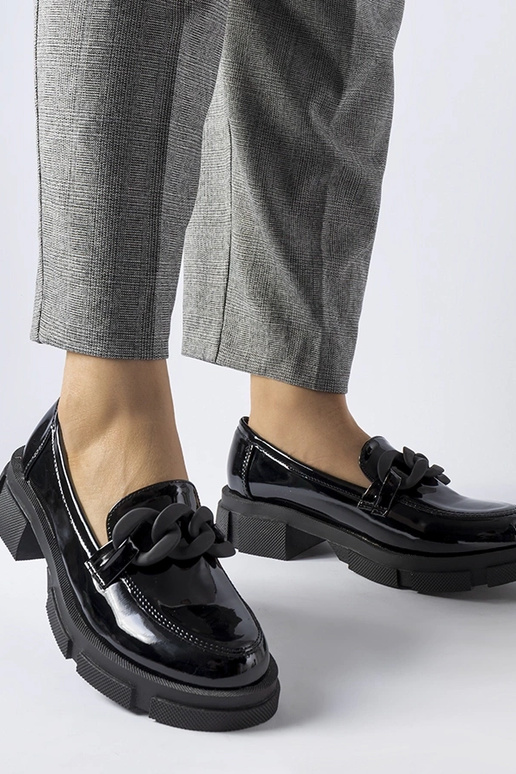 mocassins laqués noirs avec chaîne...