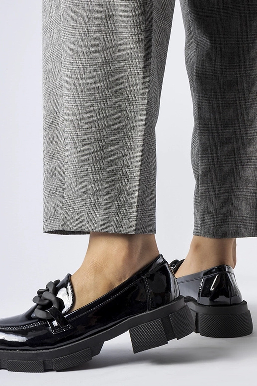 mocassins laqués noirs avec chaîne...