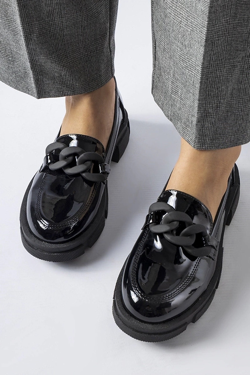 mocassins laqués noirs avec chaîne...