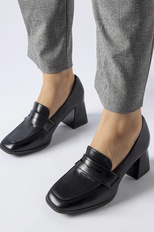 Escarpins en cuir verni noir Beroide Escarpins en cuir verni noir Beroide