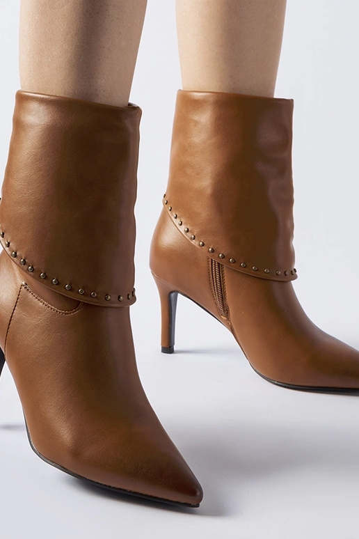 Bottines marron isolées à talon haut... Bottines marron isolées à talon haut...