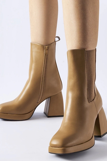 Bottines marron isolées à...