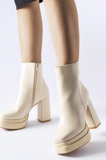 Bottines beiges à talons...