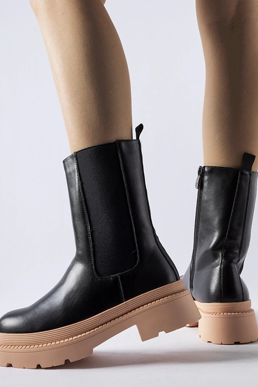 Bottines noires à semelles rose clair... Bottines noires à semelles rose clair...