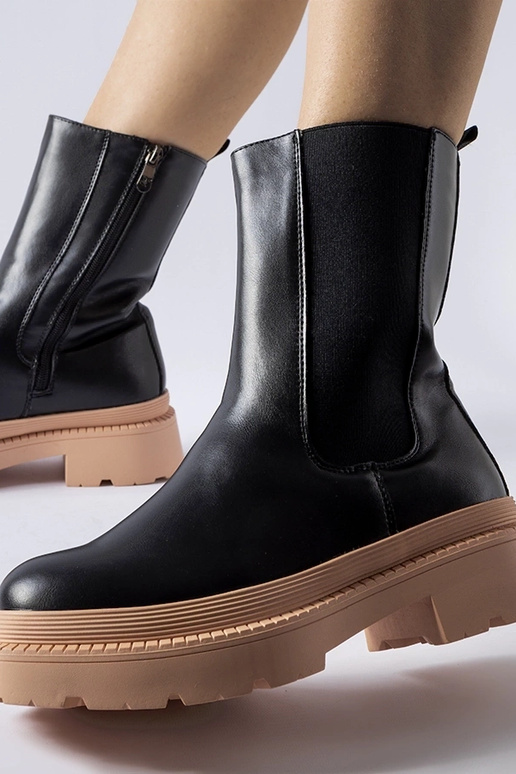 Bottines noires à semelles rose clair... Bottines noires à semelles rose clair...