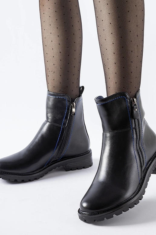 Botines noirs avec un fil décoratif...