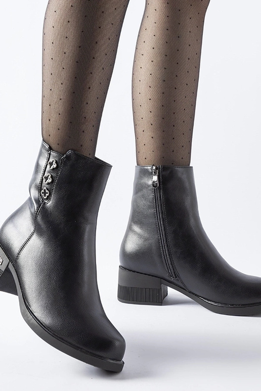 Bottines noires isolées ornées de...