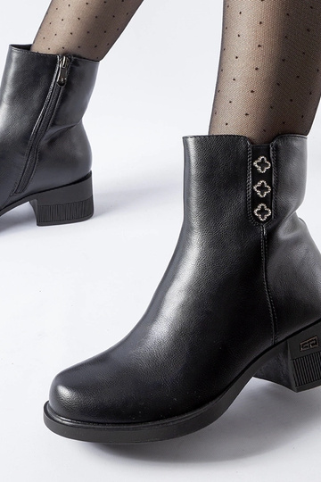 Bottines noires isolées... 2