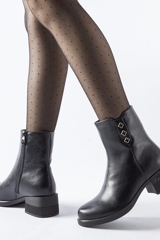 Bottines noires isolées ornées de...