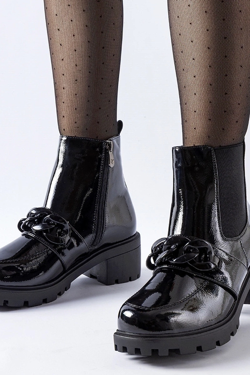 Bottes isolées en cuir verni noir...