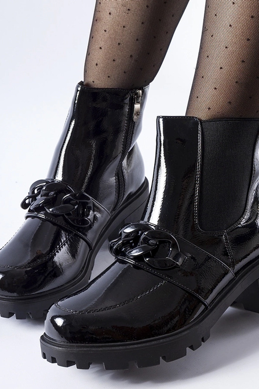 Bottes isolées en cuir verni noir...