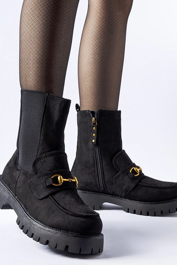 Bottines noires isolées à...