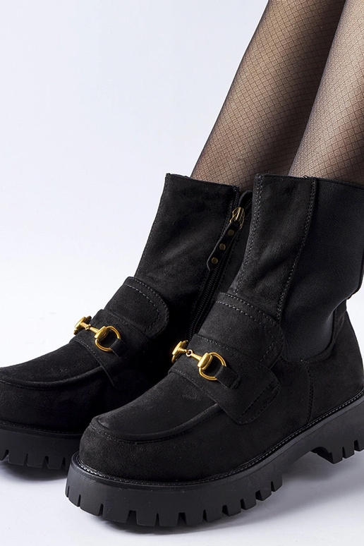 Bottines noires isolées à boucle...