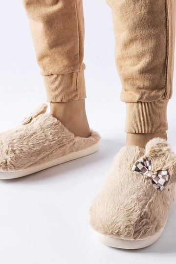 Chaussons femme beiges isolés avec oreilles Buga