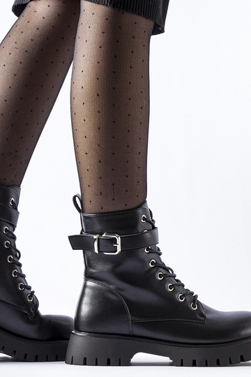 Bottines noires isolées...