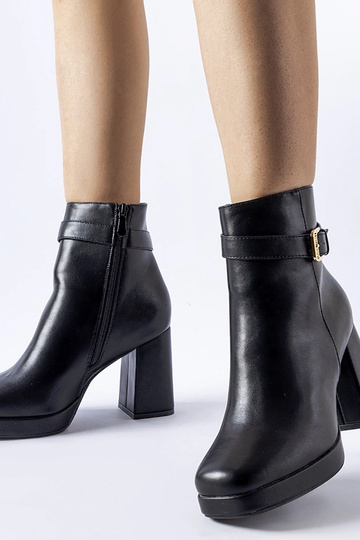 Bottines noires d'automne isolées avec talon en éco-cuir 2