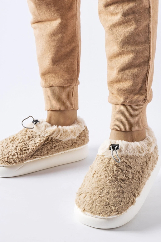 Chaussons chauds beiges à talon fermé...