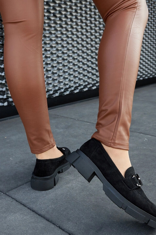 Mocassins noirs massifs avec boucle...