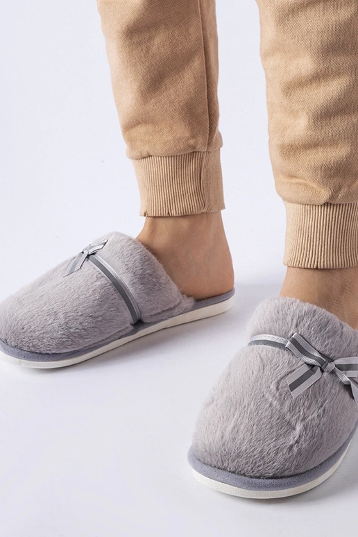 Chaussons chauds gris avec un noeud...