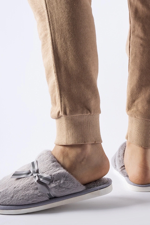 Chaussons chauds gris avec un noeud...