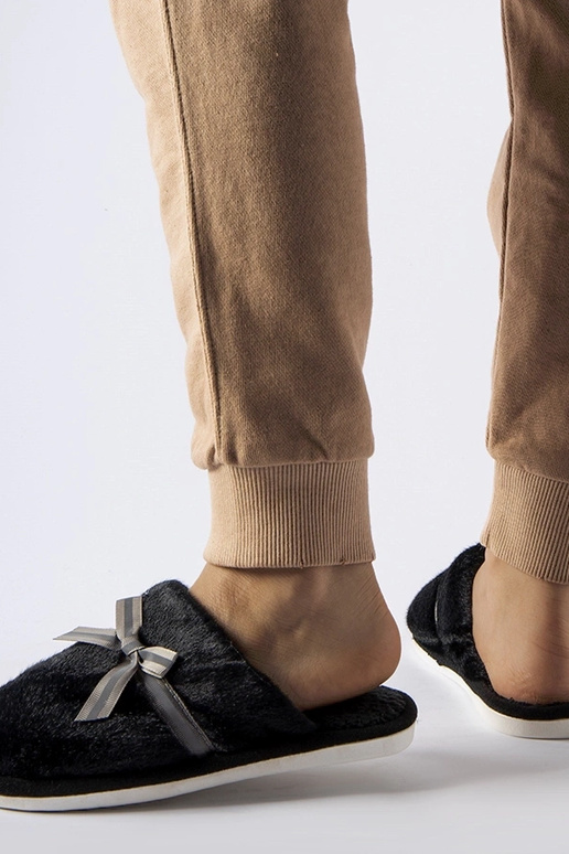Chaussons chauds noirs avec noeud...