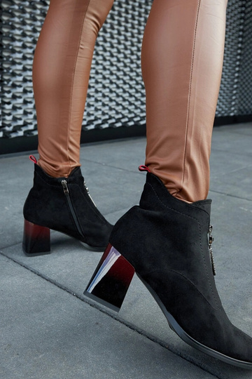 Bottines en cuir verni noir...