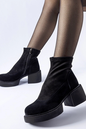 Bottines noires isolées sur...