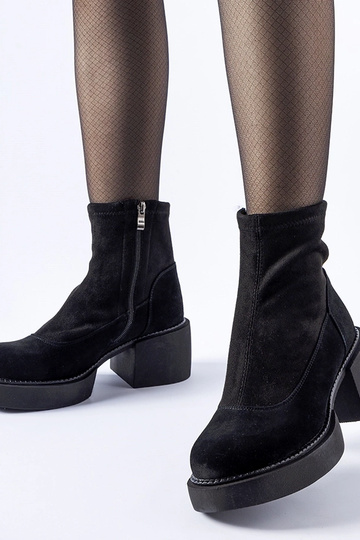 Bottines noires isolées sur bloc massif, cuir naturel, Maria 2