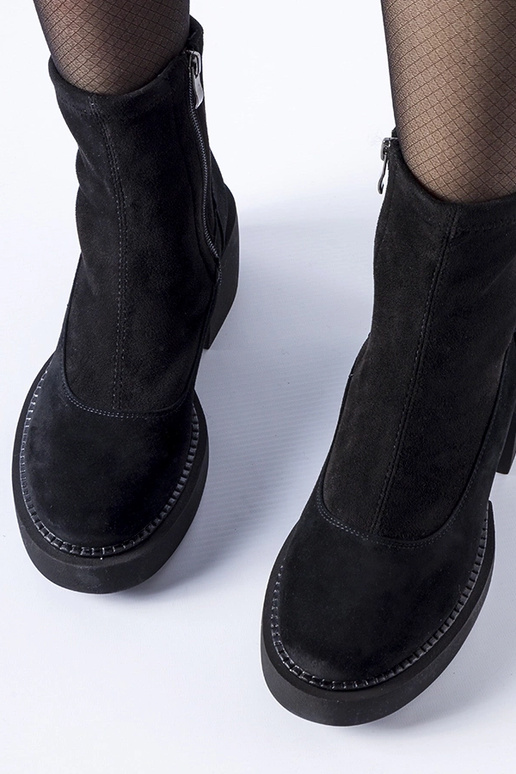 Bottines noires isolées sur bloc...