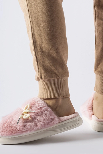 Chaussons roses avec cordon...