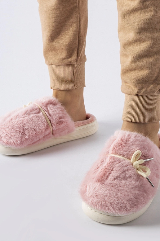 Chaussons roses avec cordon décoratif...