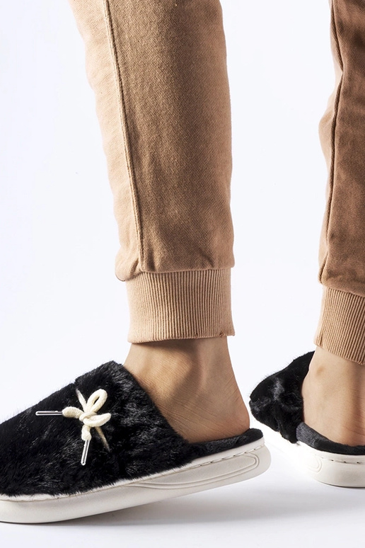 Chaussons noirs avec cordon décoratif...