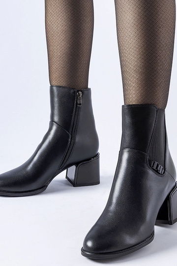 Bottines noires isolées à talon Collobiano