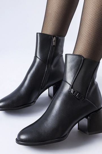 Bottines noires isolées à talon Collobiano 2