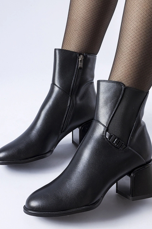 Bottines noires isolées à talon...