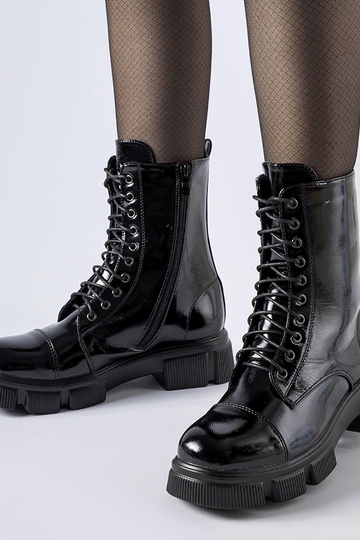 Bottines noires isolées et...