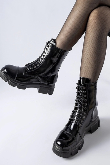 Bottines noires isolées et... 2