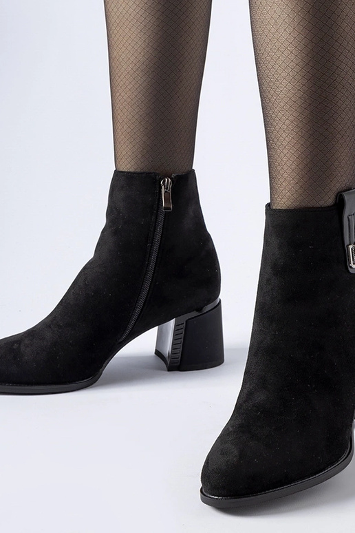 Bottines noires isolées à talon Bangor