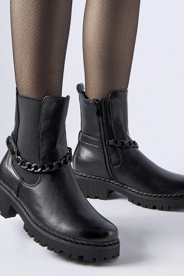 Bottines noires isolées...