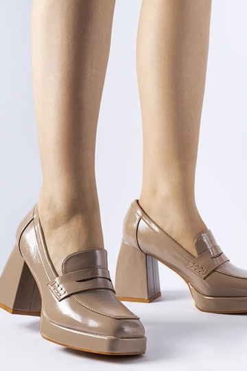 Escarpins en cuir verni beige à talon bloc West