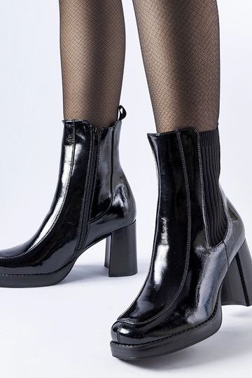 Bottines en cuir verni noir...
