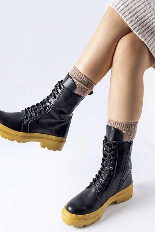 Bottes de travail noires sur semelle...