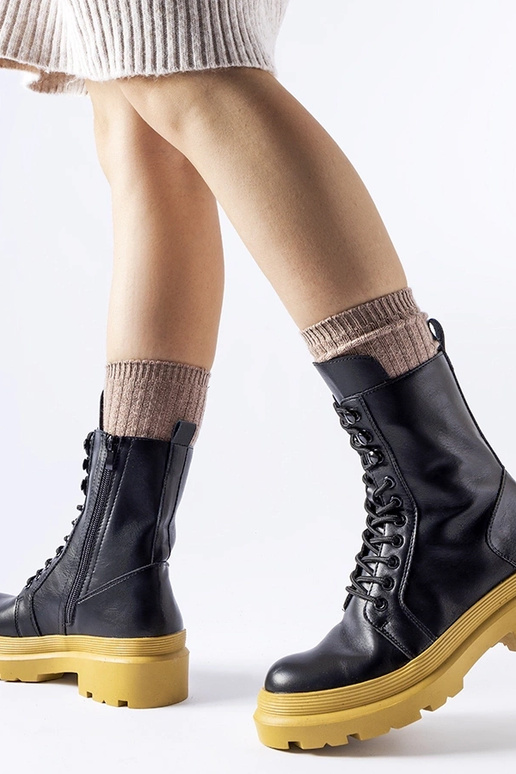 Bottes de travail noires sur semelle...